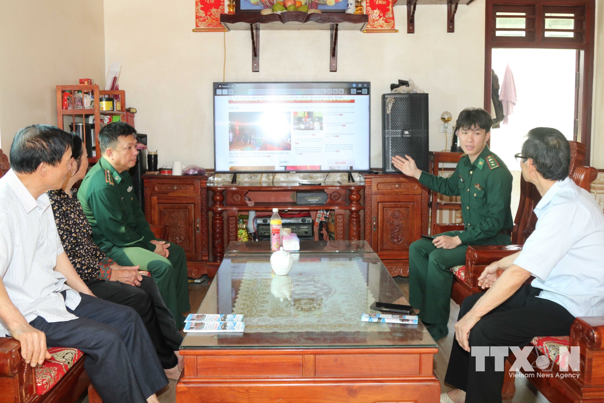 Bộ đội Biên phòng tỉnh Lạng Sơn tuyên truyền, phổ biến kiến thức pháp luật đến nhân dân biên giới trên môi trường mạng. (Ảnh: Quang Duy/TTXVN)